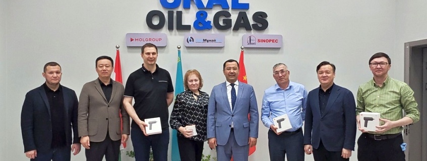 Руководство ТОО «Урал Ойл энд Газ» поздравило коллег с Днем геолога